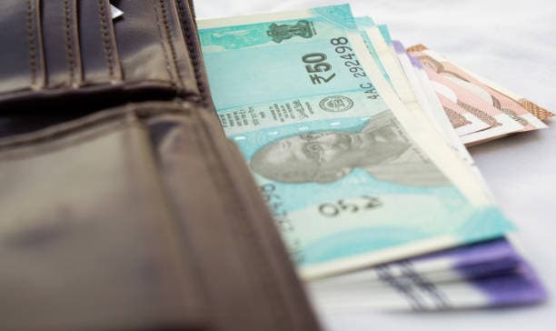 انخفاض قيمة الروبية يعيد تشكيل الاقتصاد اللوجستي لتصدير المواد الكيميائية الهندية