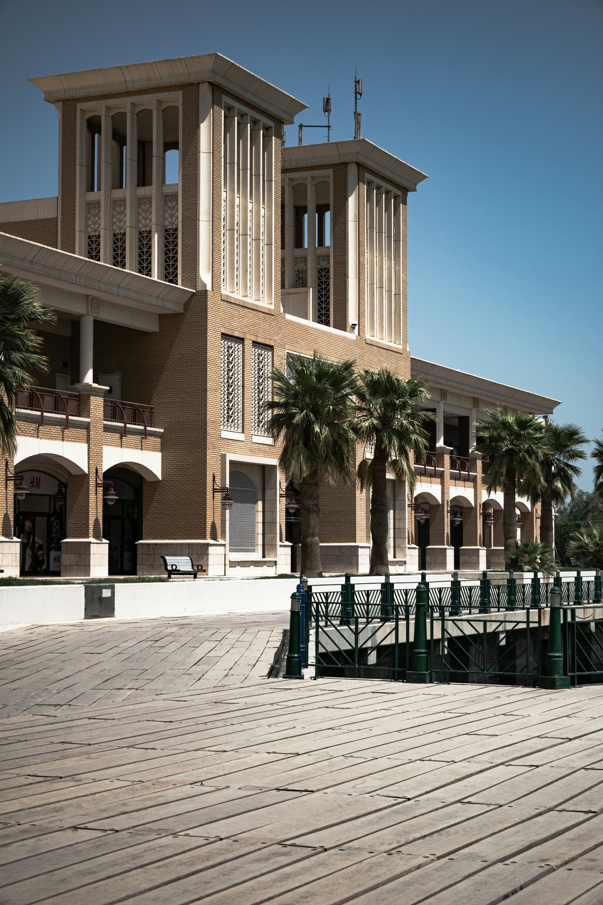 تثير محطة تحلية المياه في الكويت التي تم ضربها مرتين أسئلة حول إمدادات المياه الإقليمية لتصنيع الأدوية